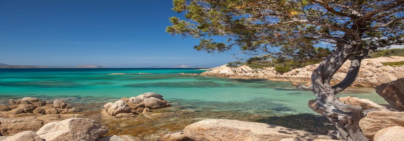 Spiaggia di Cala Girgolu sulla costa orientale della Sardegna